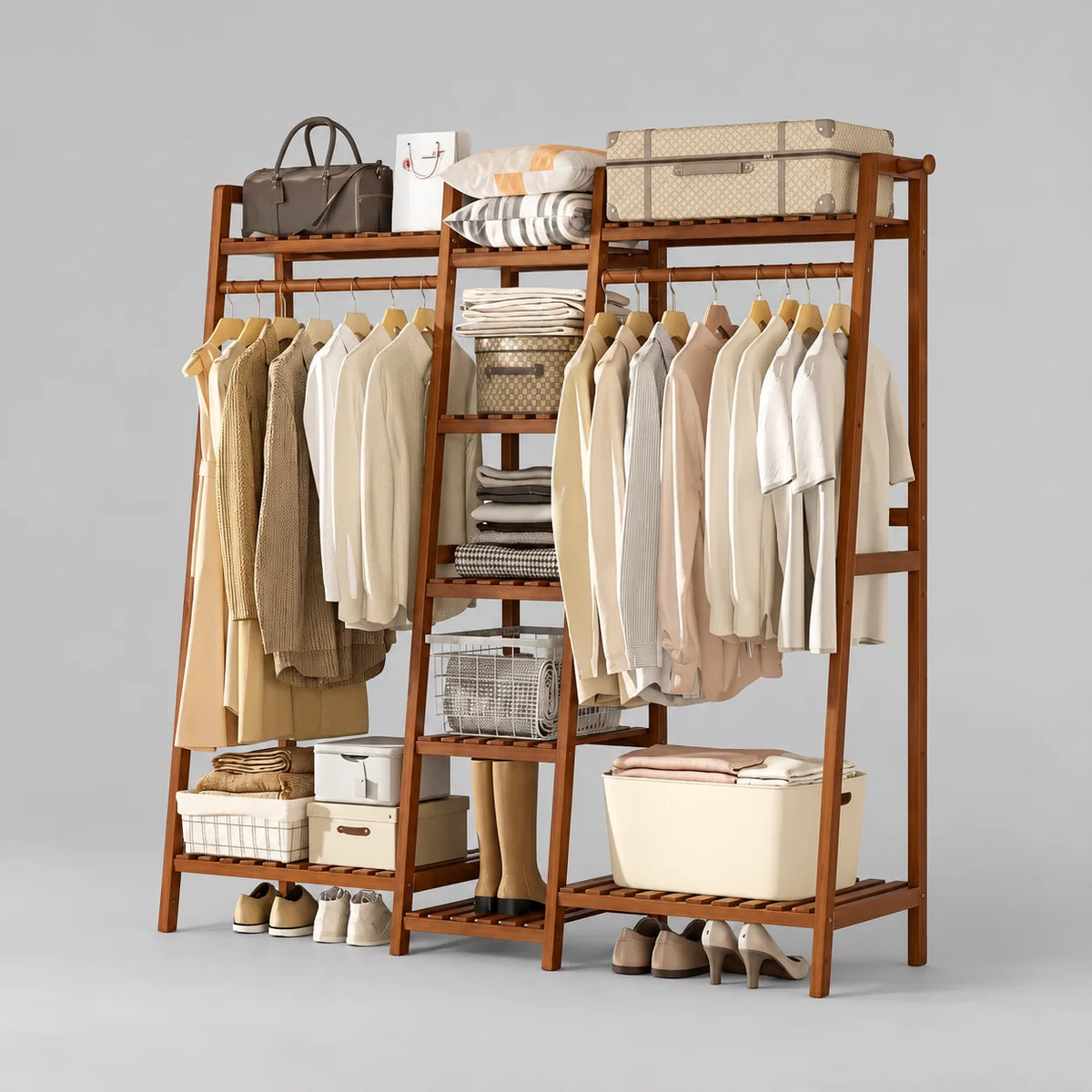 Grand dressing ouvert en bois marron avec penderies et rangements à chaussures sur fond gris Image