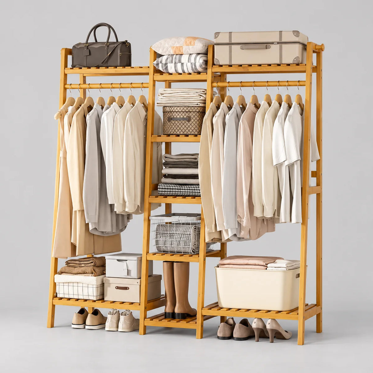 Grand dressing en bois clair à trois compartiments et deux penderies sur fond gris
