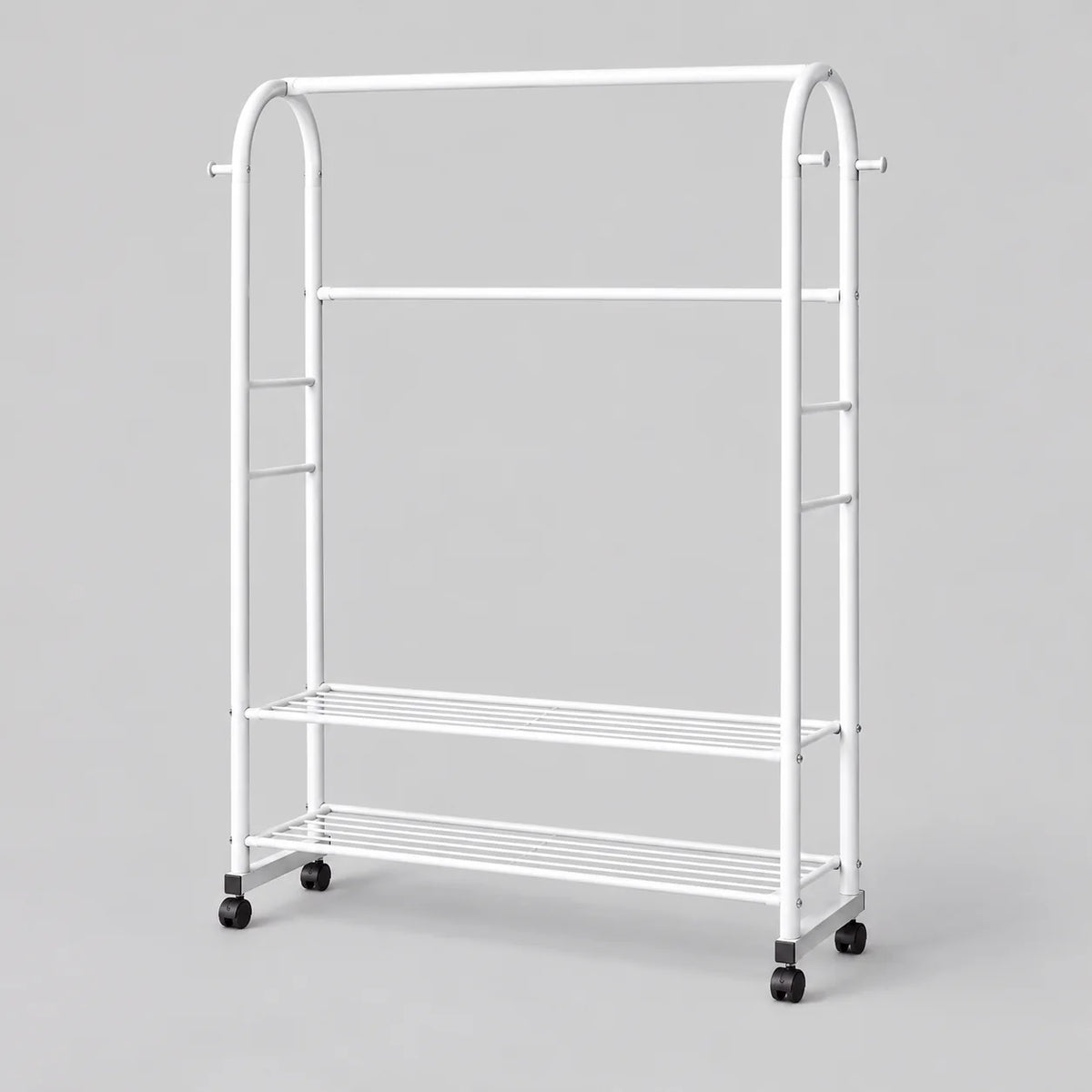 Portant blanc Luxe de 100 cm avec deux étagères à chaussures et roulettes sur fond gris