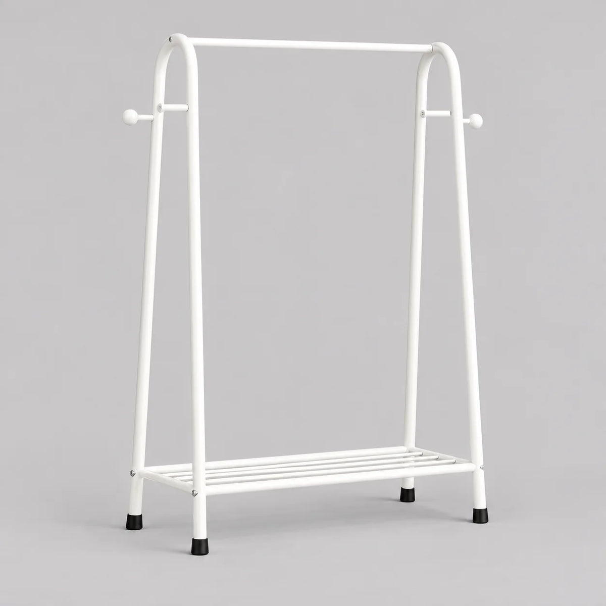Mini dressing porte-manteau blanc à barre et étagère basse sur fond gris