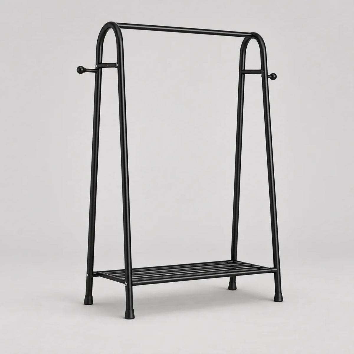 Mini dressing porte-manteau noir avec barre et étagère basse sur fond gris