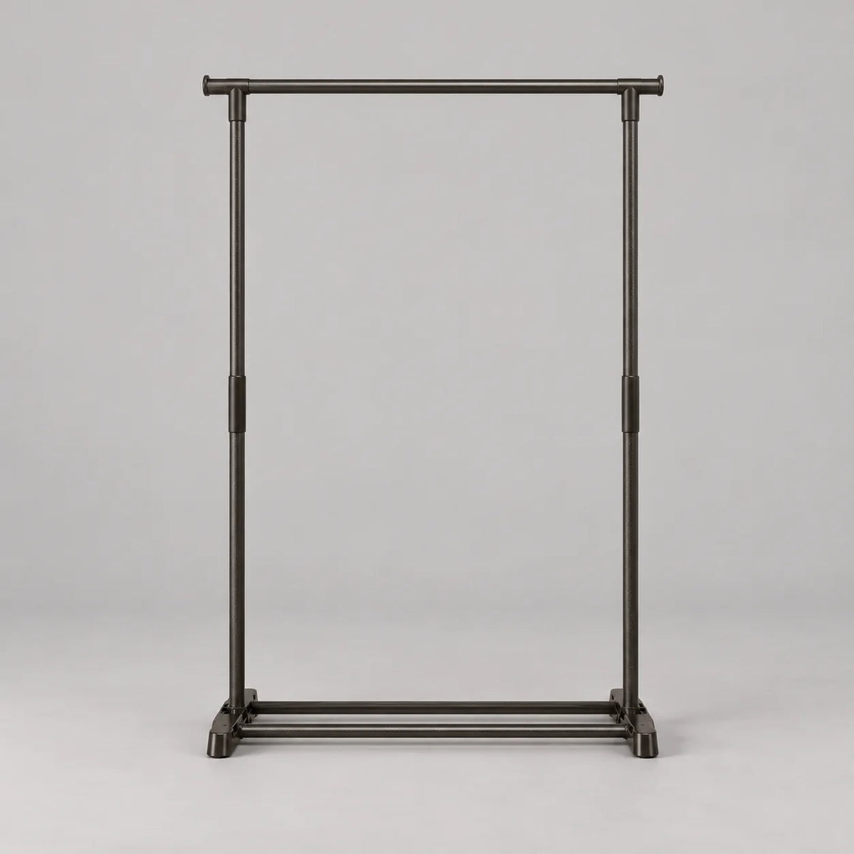 Petit portant dressing noir à barre droite et piètement ouvert, sur fond gris