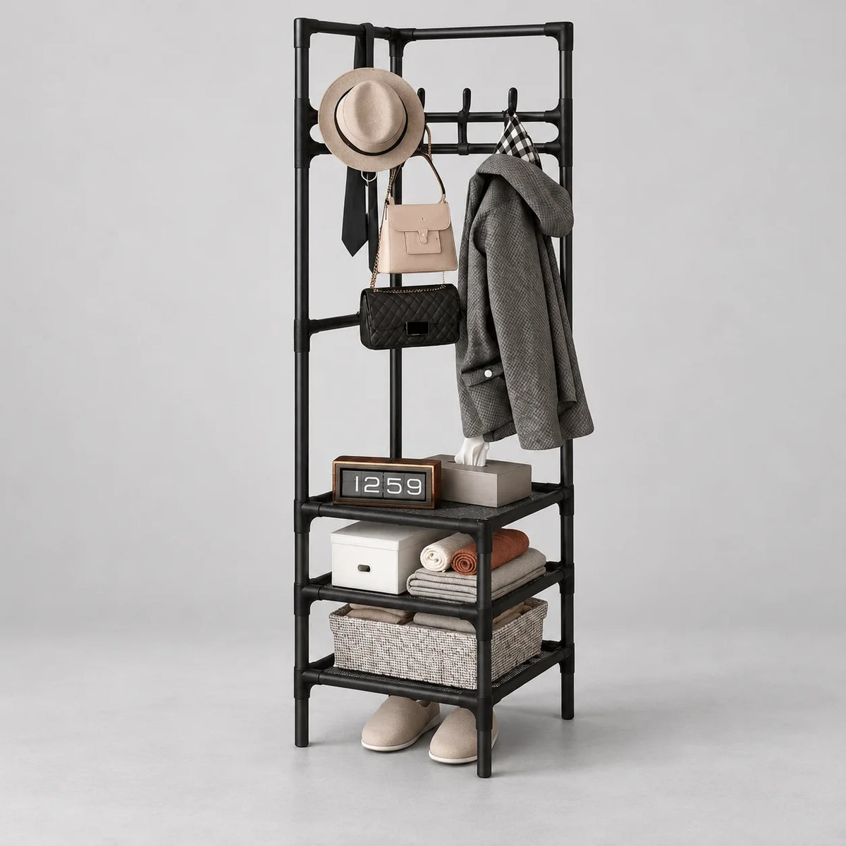 Porte-manteau noir d'angle avec trois étagères à chaussures, vue entière sur fond gris