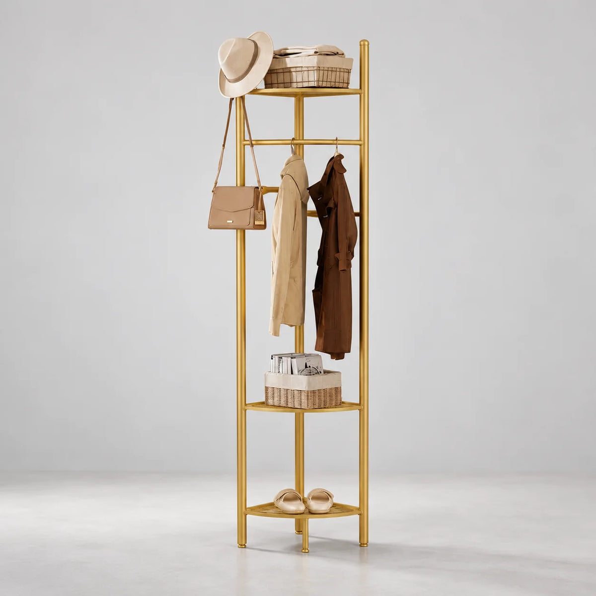 Porte-manteau meuble à chaussures doré, avec penderie et trois étagères, sur fond gris