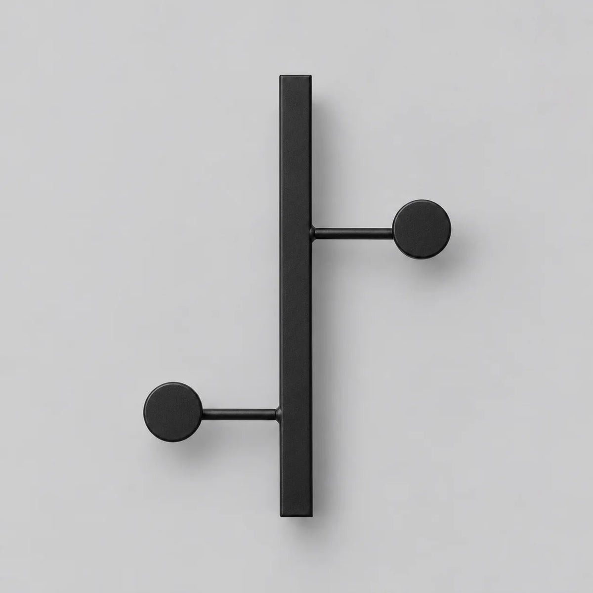 Porte-manteau mural noir en métal avec deux crochets ronds, vue complète sur fond gris