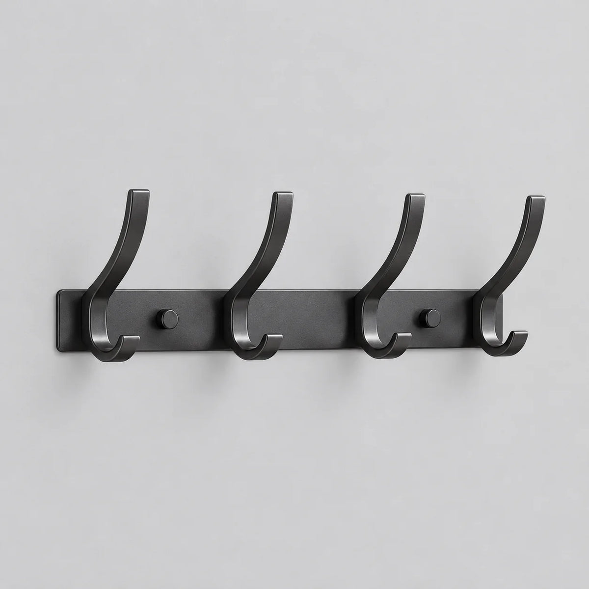 Porte-manteau mural noir à quatre crochets courbés, vue complète sur fond gris