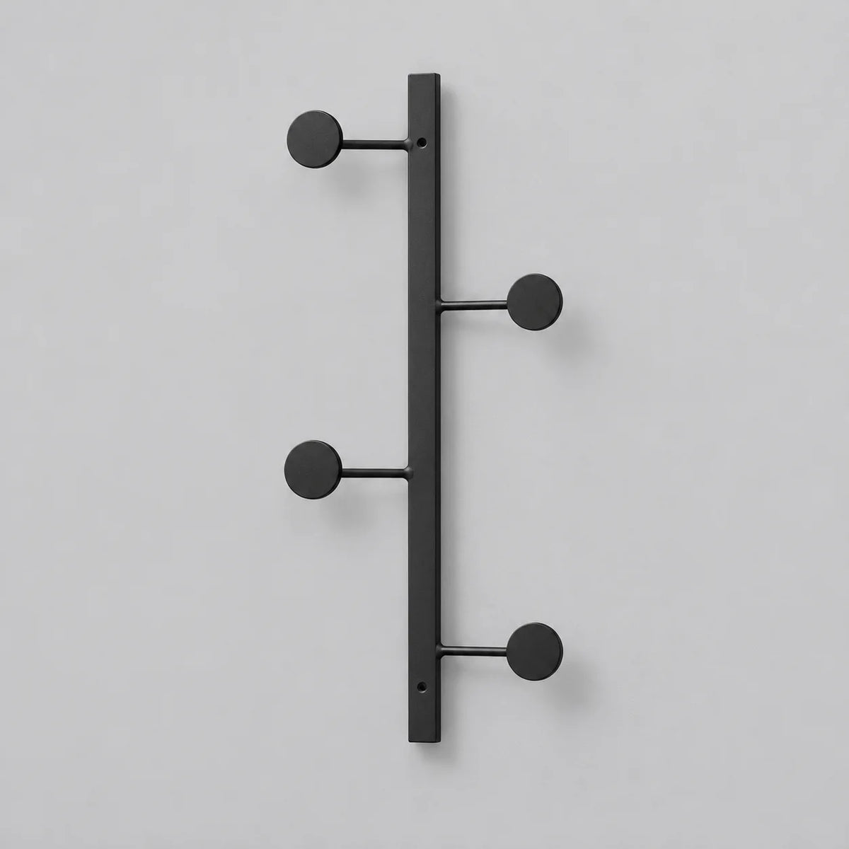 Porte-manteau mural noir en métal avec quatre crochets ronds, vue complète sur fond gris