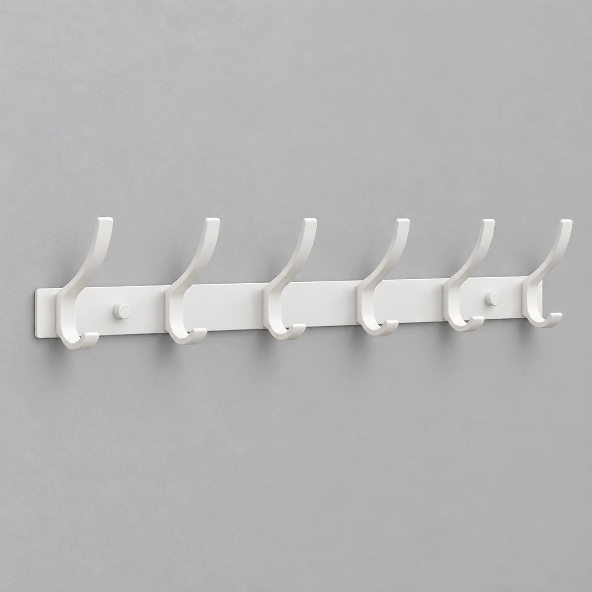 Porte-manteau mural blanc à six crochets courbés, vue complète sur fond gris