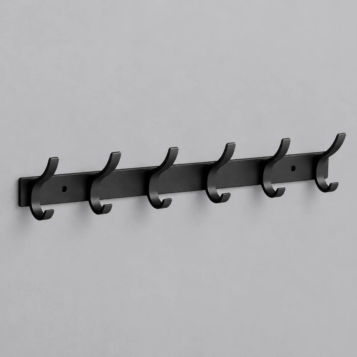 Porte-manteau mural noir en aluminium à six crochets courbés, vue complète sur fond gris