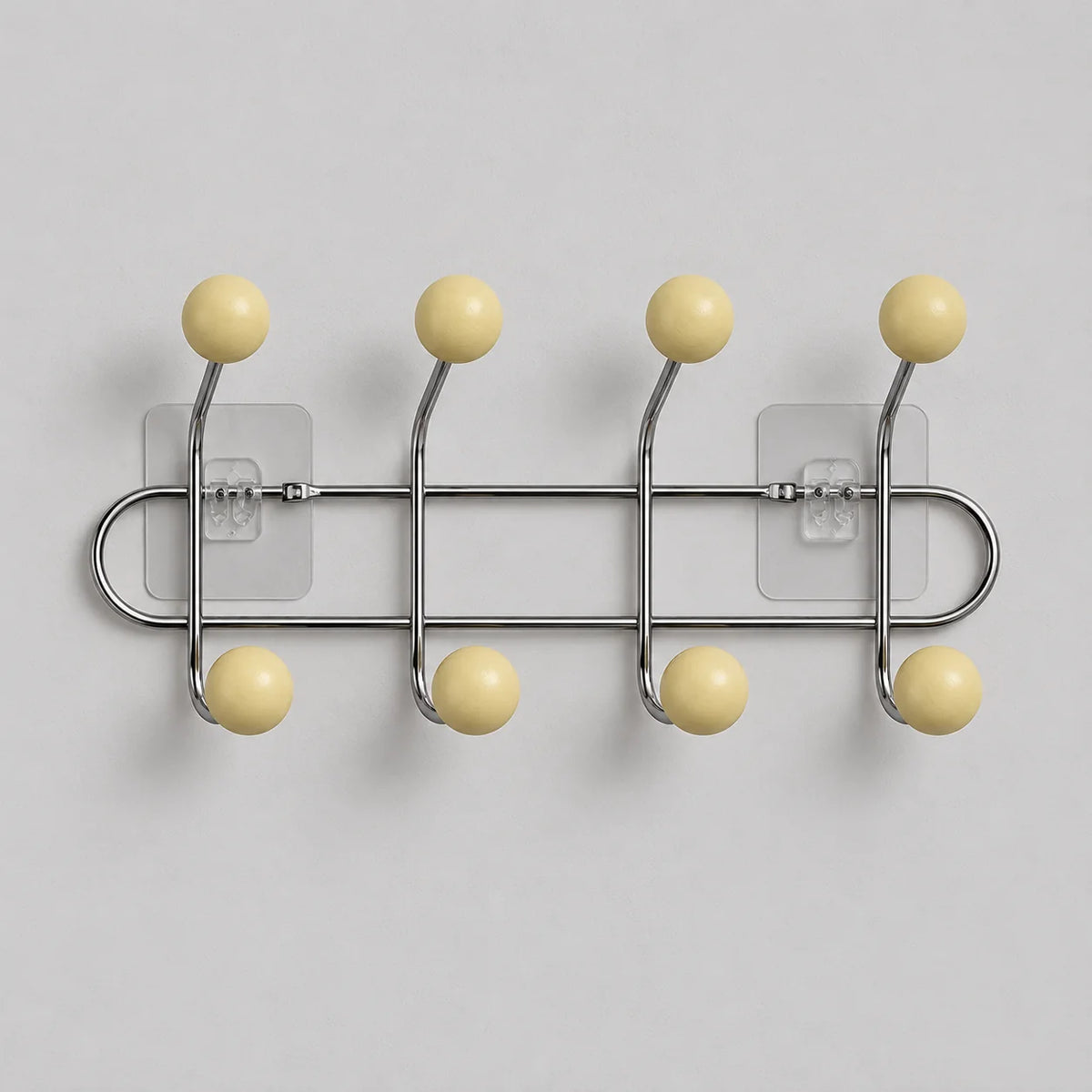 Porte-manteau mural chromé à quatre bras et huit boules bois jaune crème sur fond gris