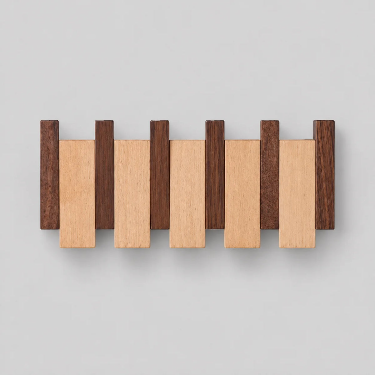 Porte-manteau mural design bois clair et foncé à lames alternées sur fond gris