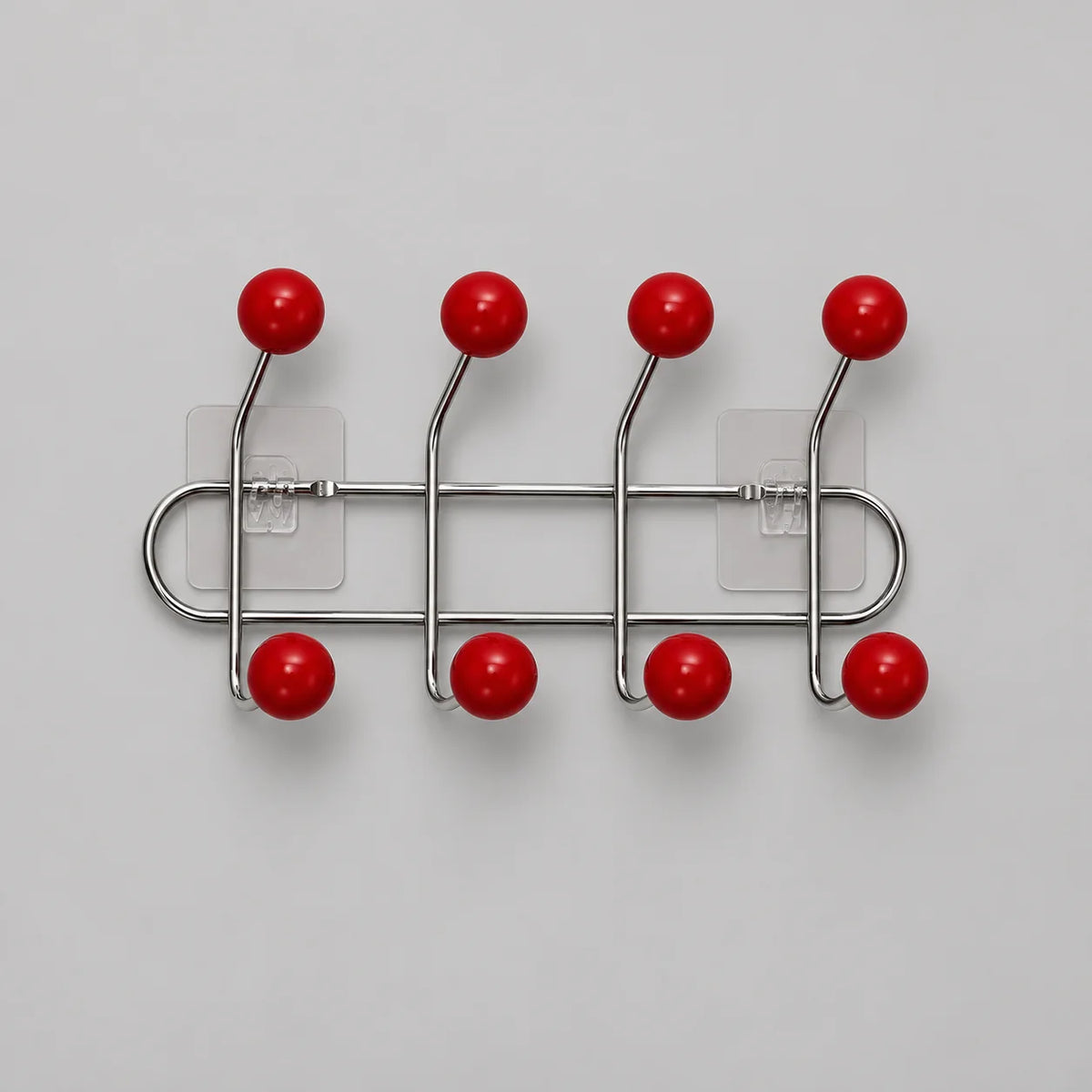 Porte-manteau mural chromé à huit boules rouges sur fond gris