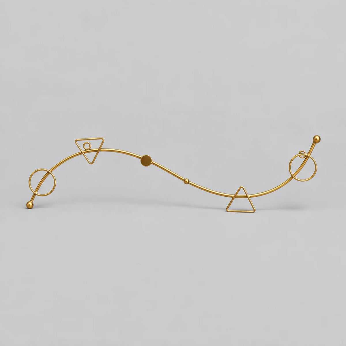 Porte-manteau mural Serpent doré, vue complète sur fond gris