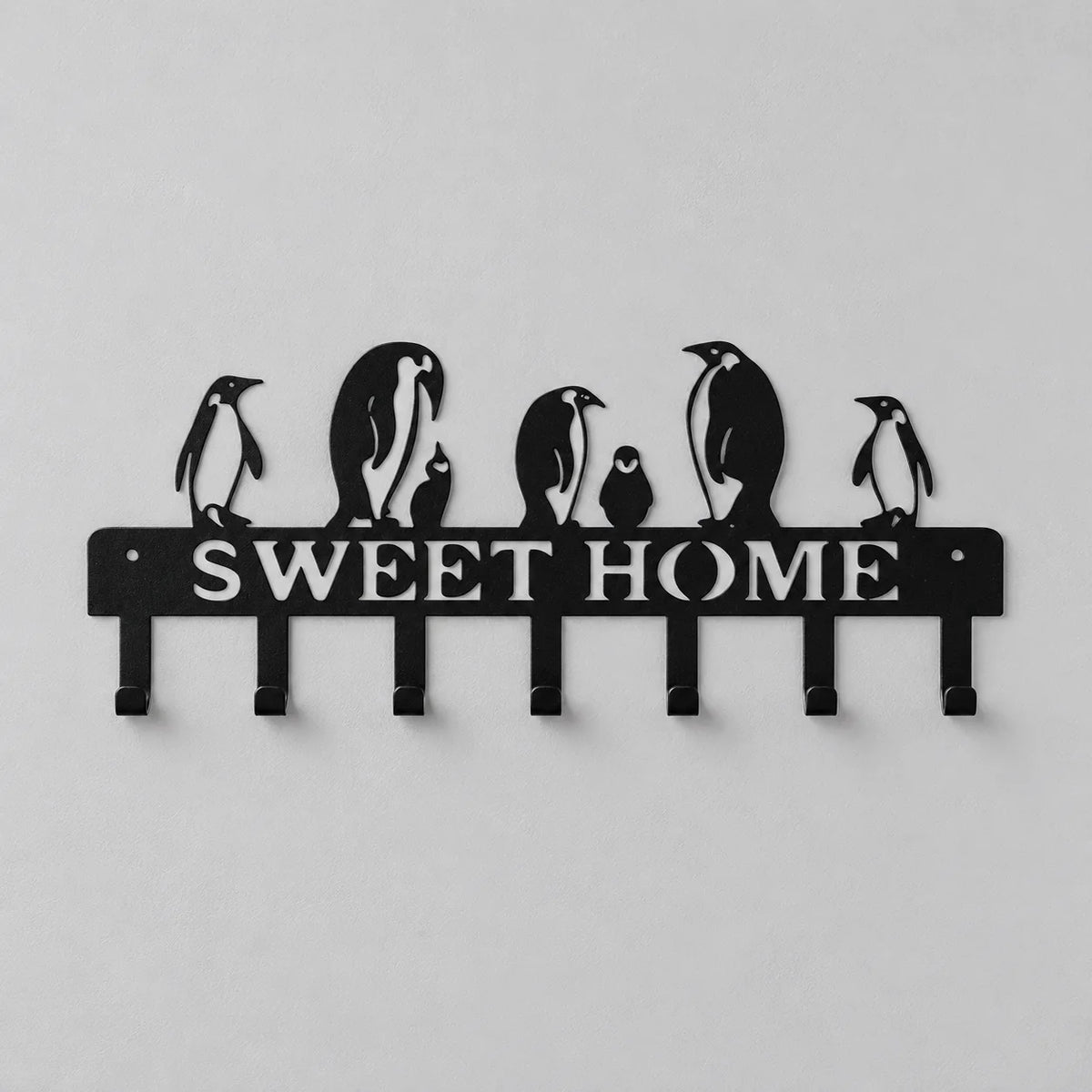 Porte-manteau mural SWEET HOME noir à motif pingouins et sept crochets sur fond gris