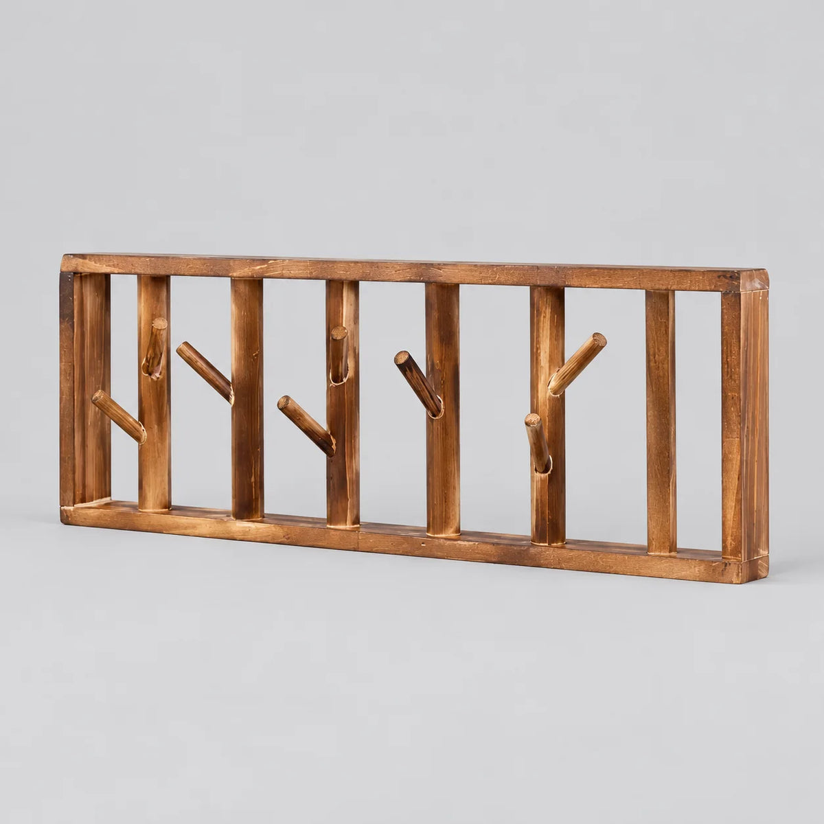 Porte-manteau mural Tige Bois marron avec huit crochets branchages sur fond gris