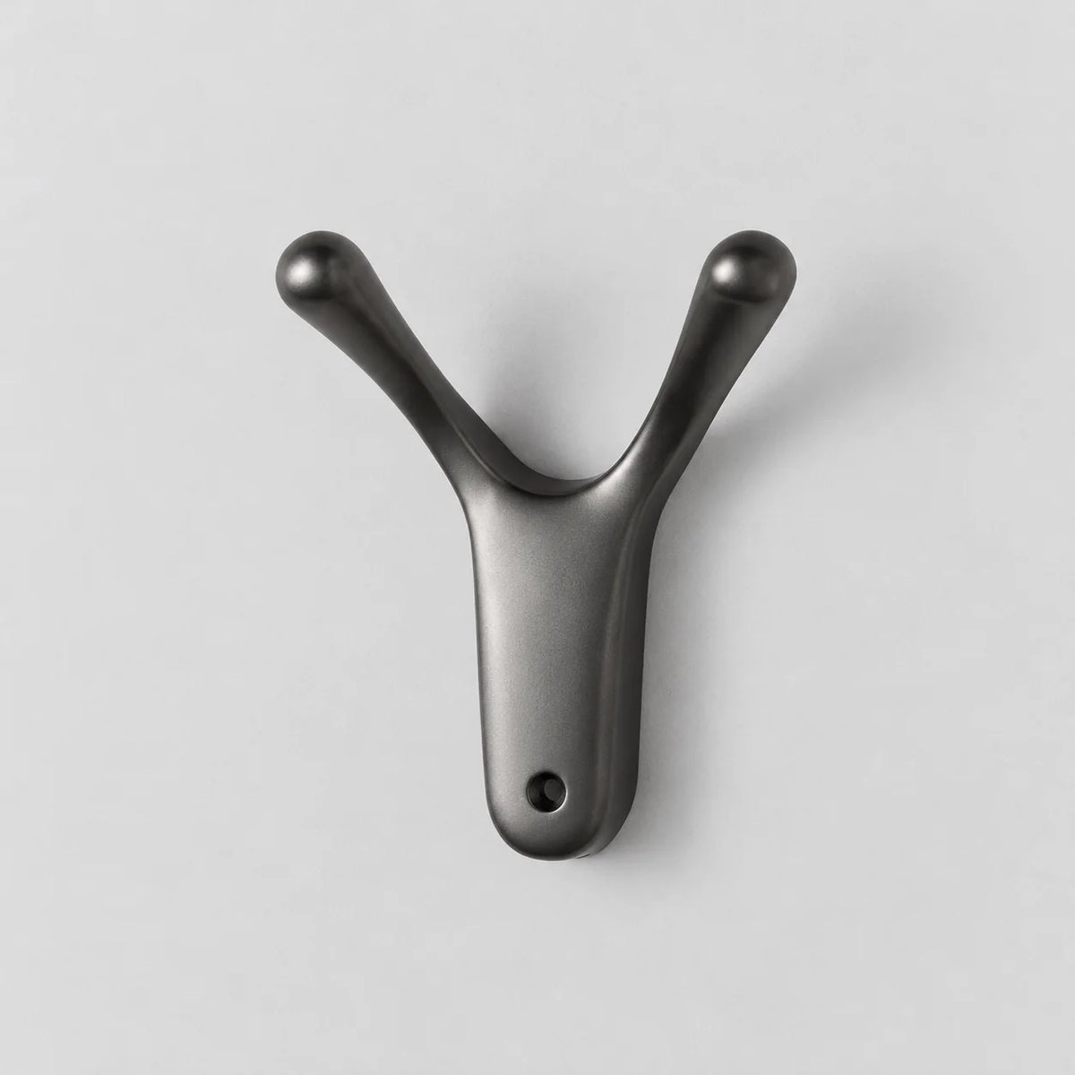 Patère murale Antenne gris graphite, vue de face sur fond gris