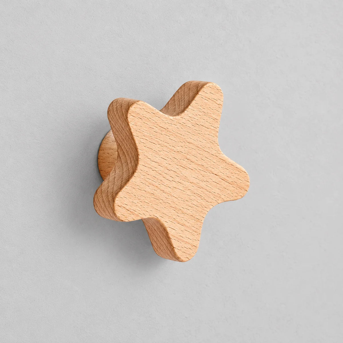 Patère murale étoile en bois naturel beige, vue complète sur fond gris