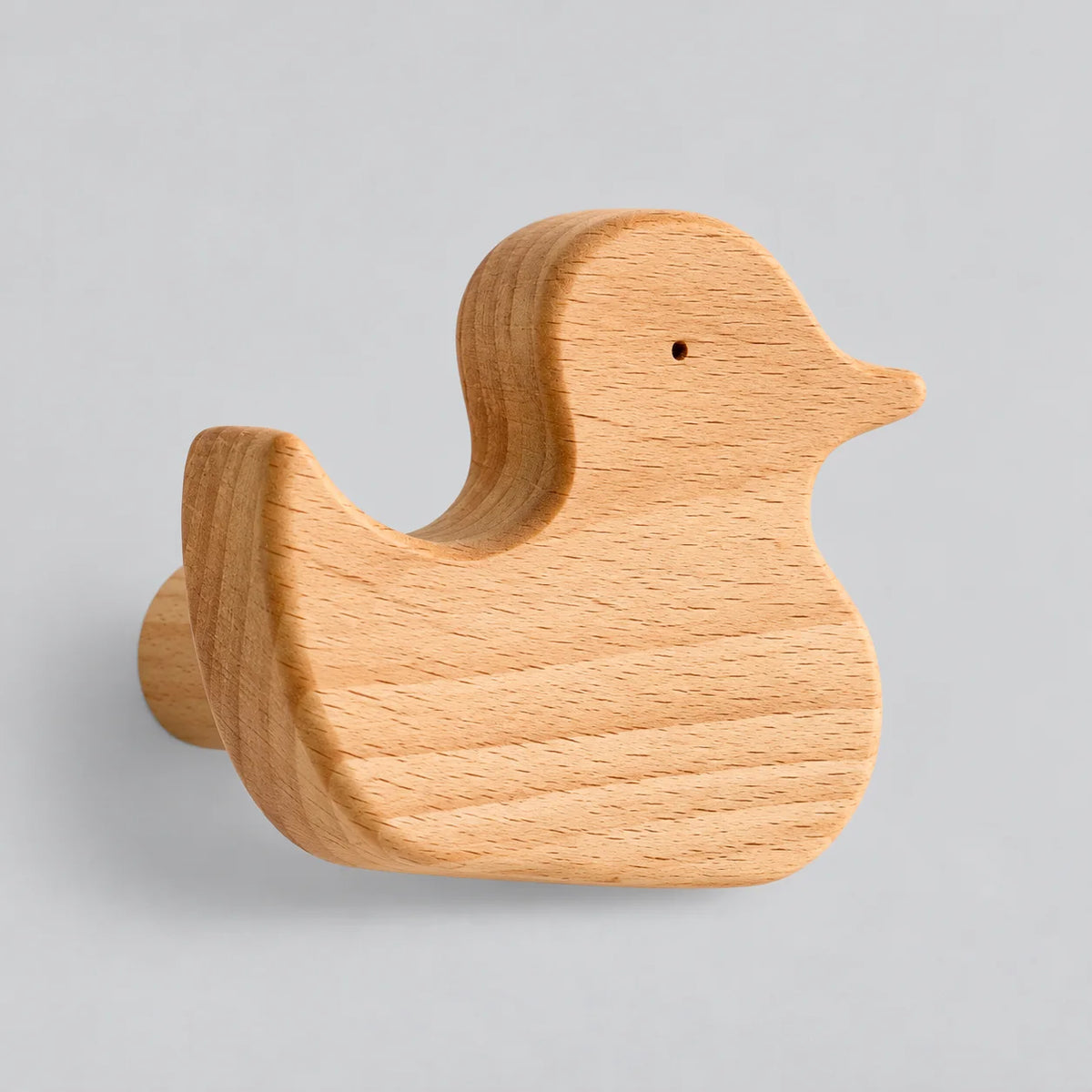 Patère murale canard en bois clair naturel, vue complète sur fond gris