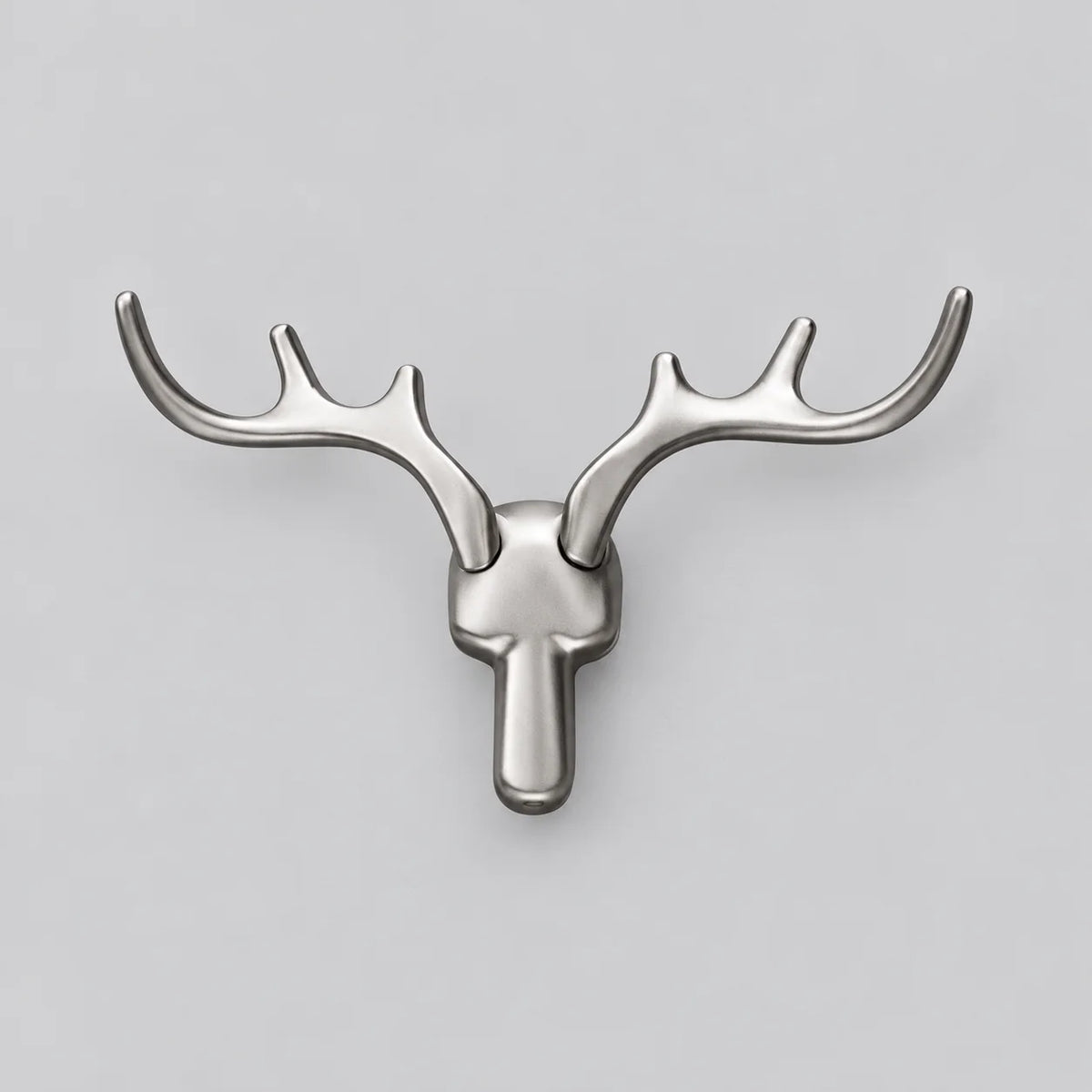 Patère murale cerf argentée en alliage de zinc sur fond gris