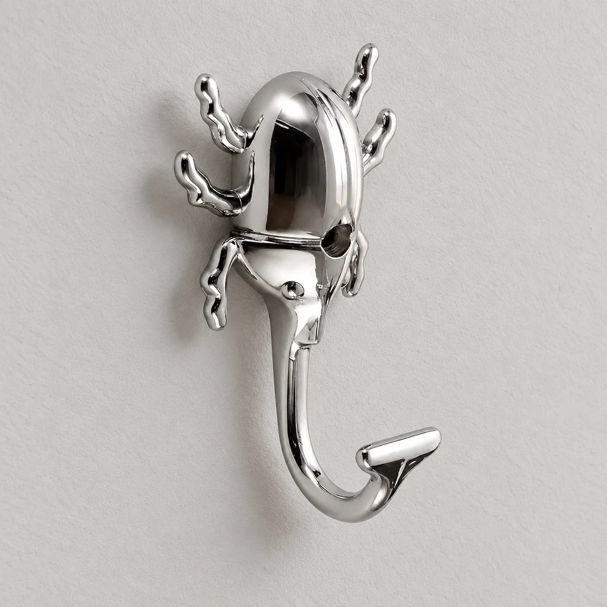 Patère murale insecte chromé argent, vue complète sur fond gris