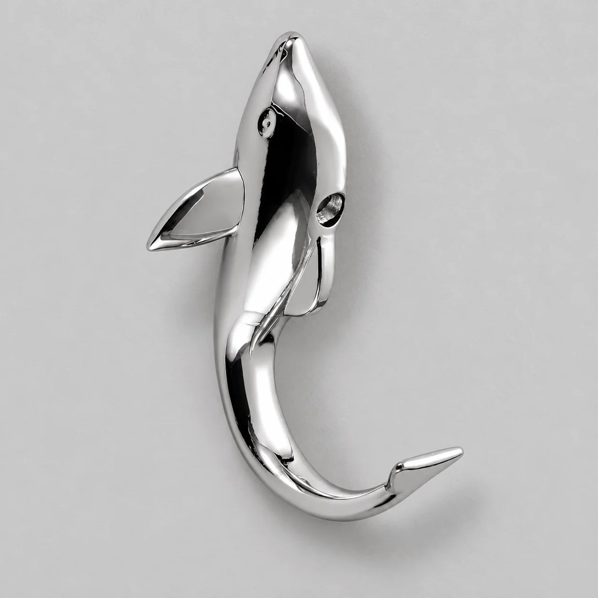 Patère murale dauphin chromé argent, vue complète sur fond gris