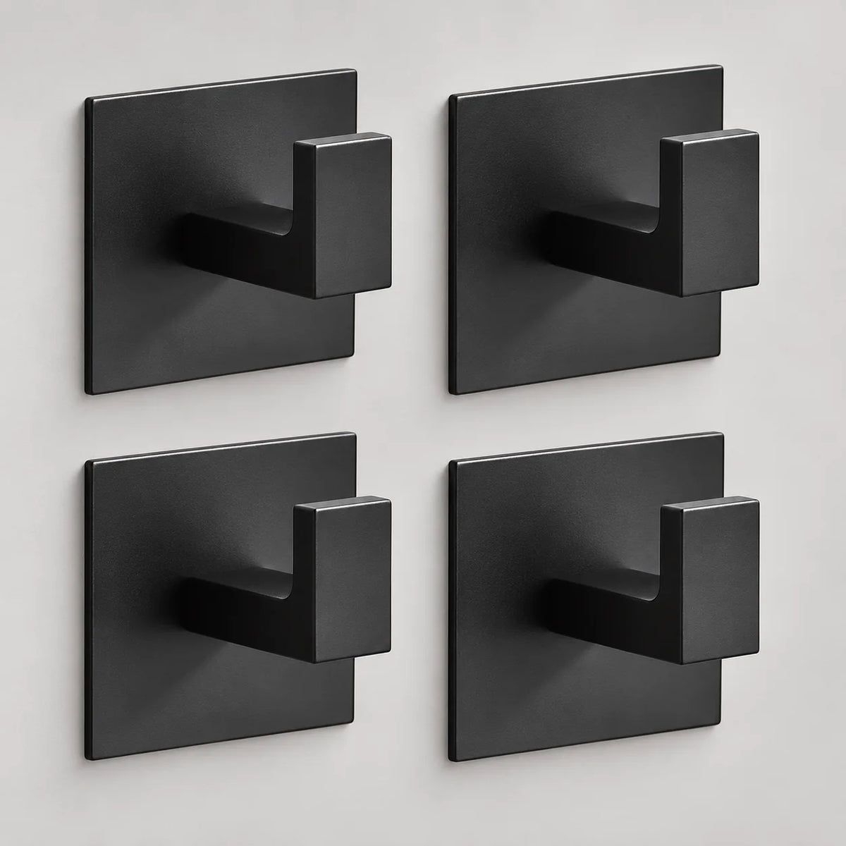 Lot de quatre patères murales Original noires sur fond gris