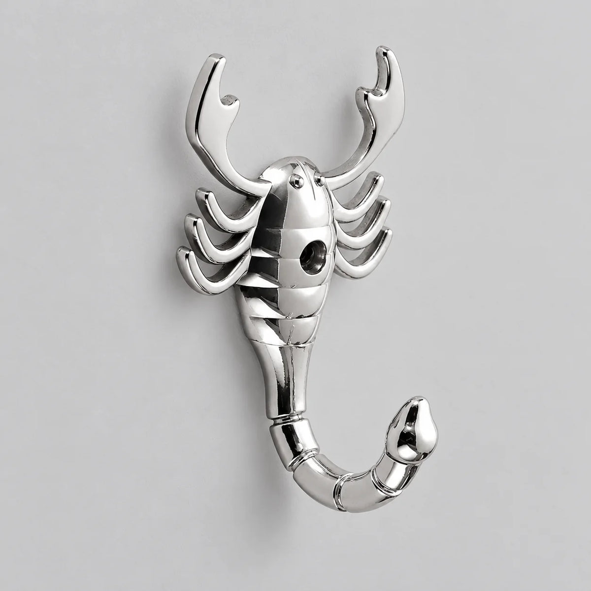 Patère murale scorpion chromé argent, vue complète sur fond gris