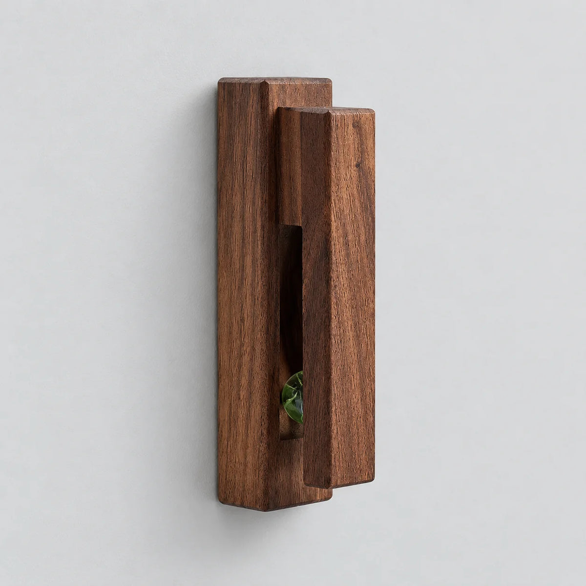 Patère murale à barrette en bois de noyer brun foncé sur fond gris Image