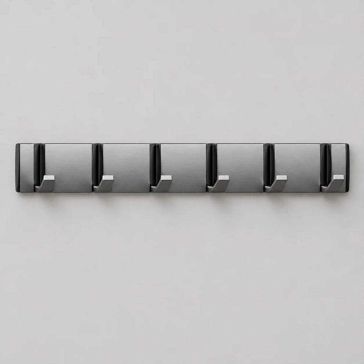 Porte-manteau mural moderne gris à six crochets rabattables sur fond gris