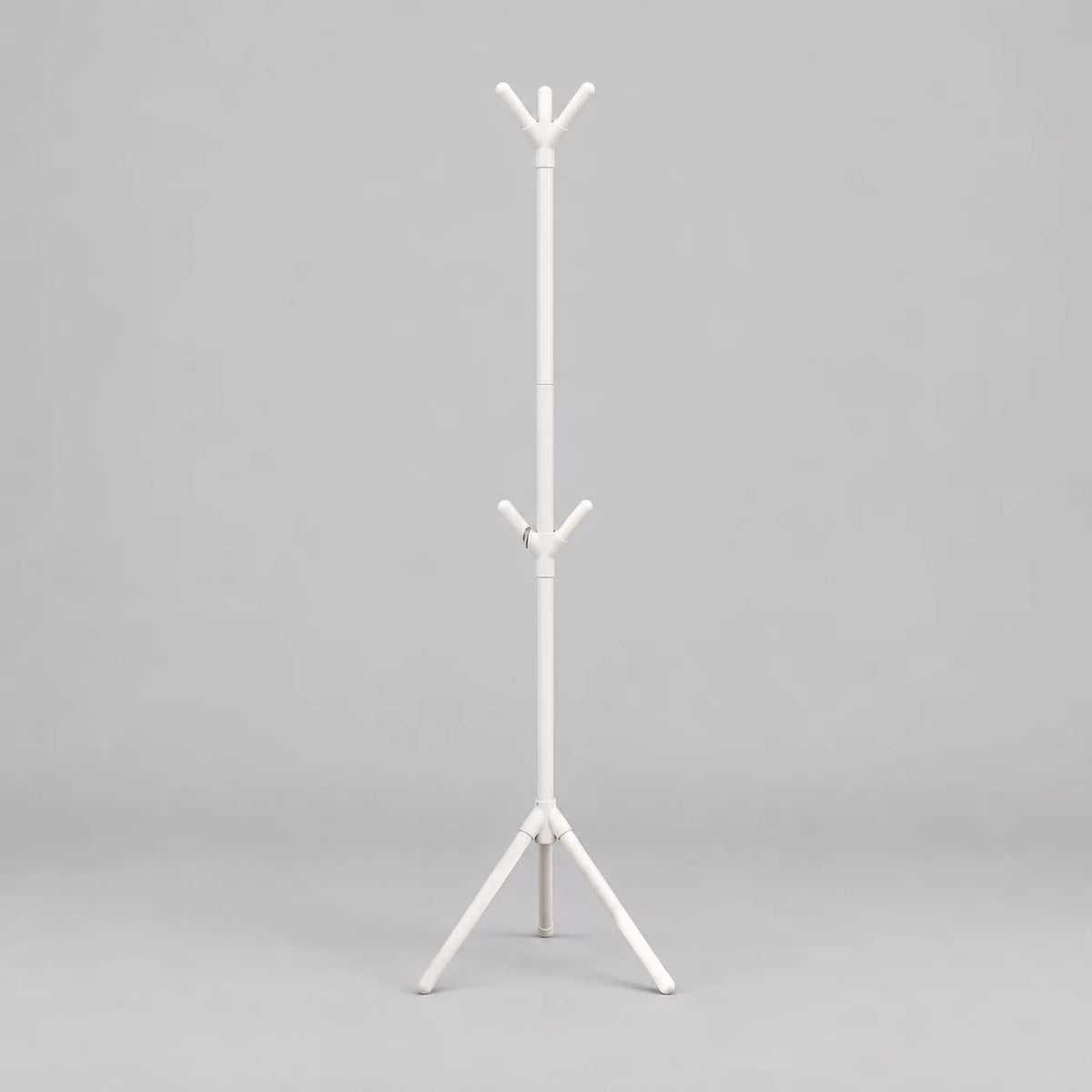 Porte-manteau sur pied blanc avec crochets arrondis et base tripode sur fond gris Image