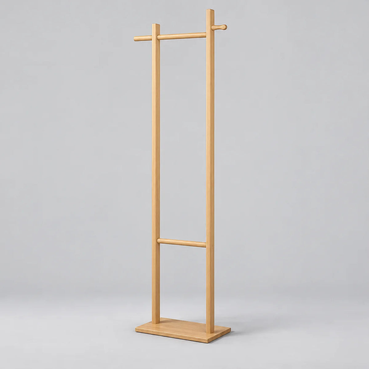 Porte-manteau sur pied en bois clair beige à deux montants et base plate sur fond gris