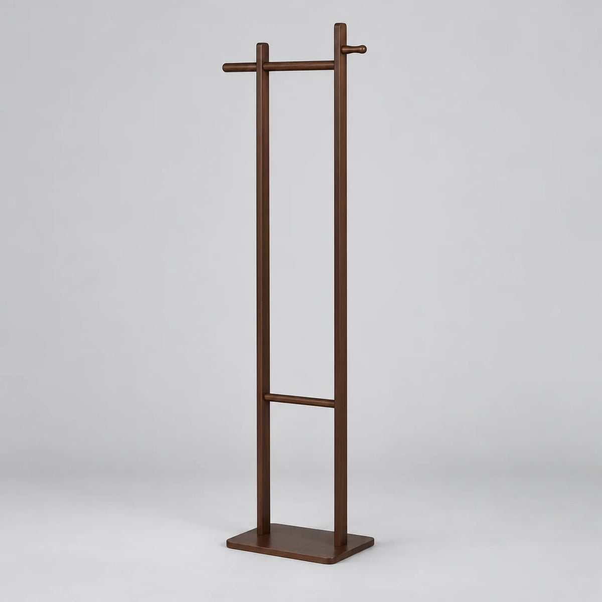 Porte-manteau sur pied en bois marron foncé à deux montants et base plate sur fond gris