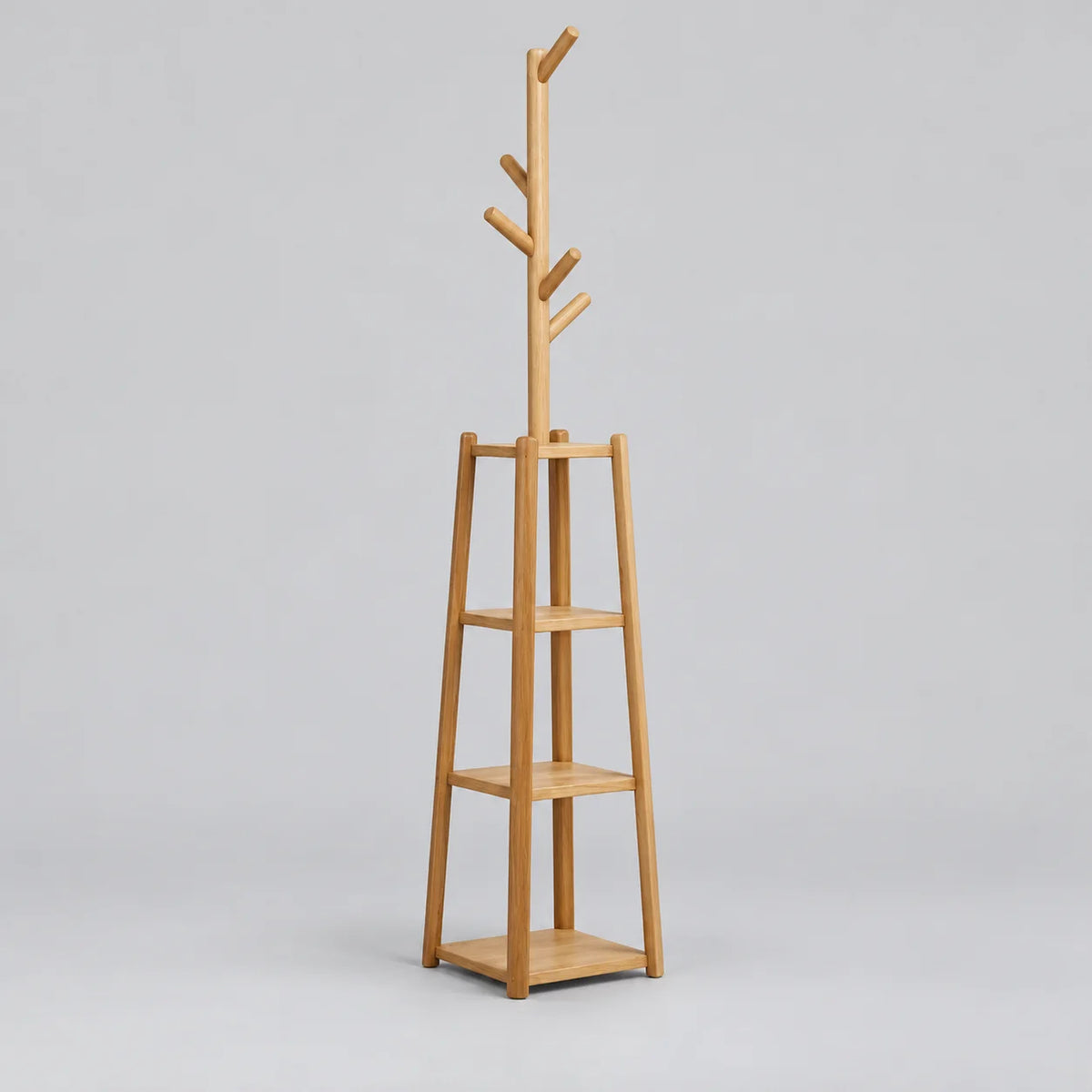 Porte-manteau sur pied en bois naturel clair à trois étagères et branches, vue principale sur fond gris