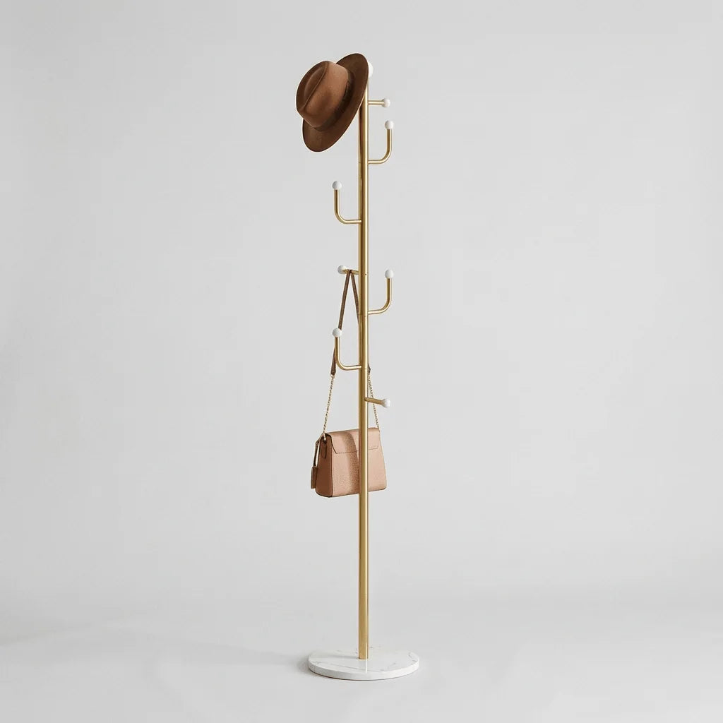 Porte-manteau sur pied doré avec branches courbées, embouts blancs et base ronde