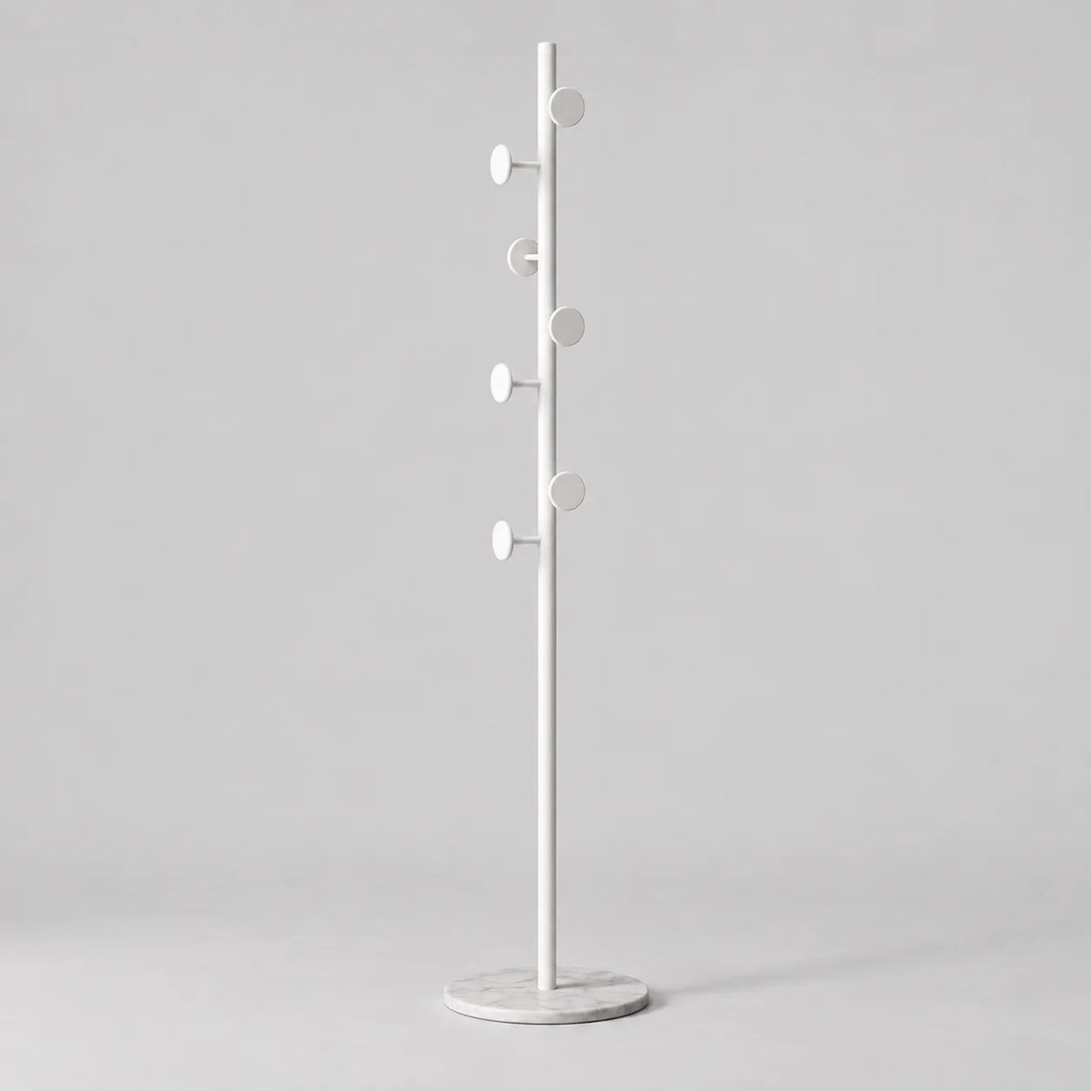 Porte-manteau champignon blanc à sept patères rondes et base en marbre blanc sur fond gris Image