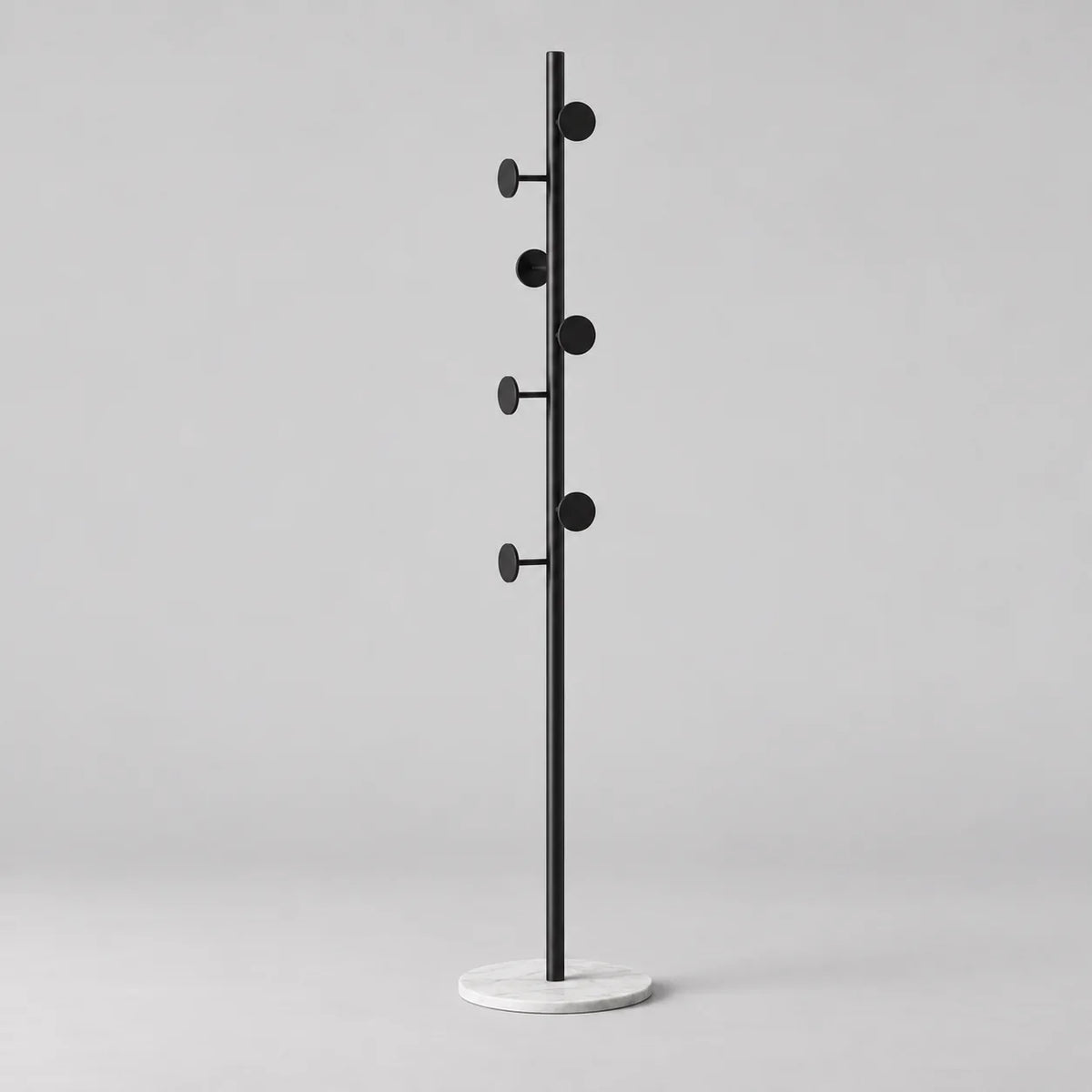 Porte-manteau champignon noir à sept patères rondes et base en marbre blanc sur fond gris