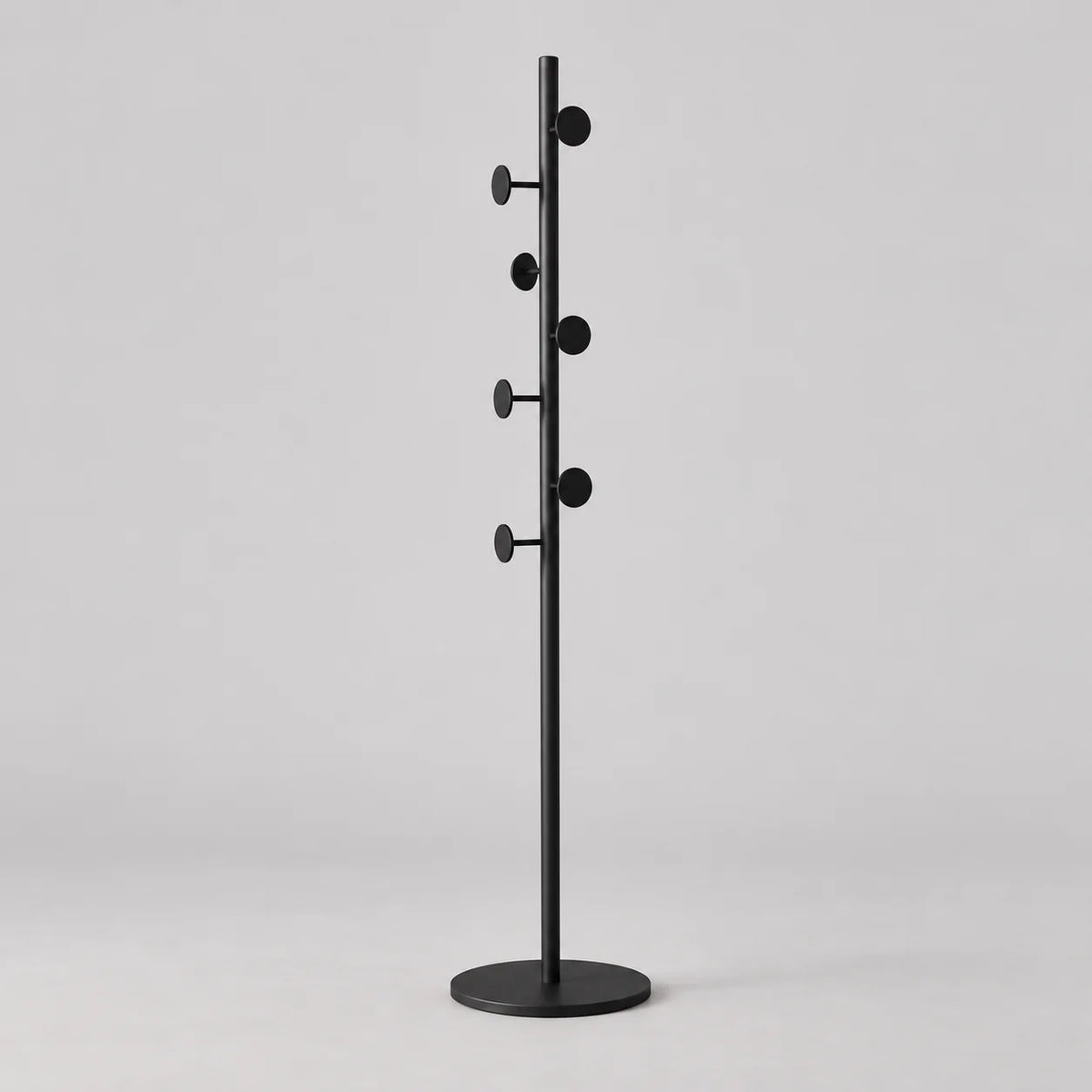 Porte-manteau champignon entièrement noir à sept patères rondes sur fond gris