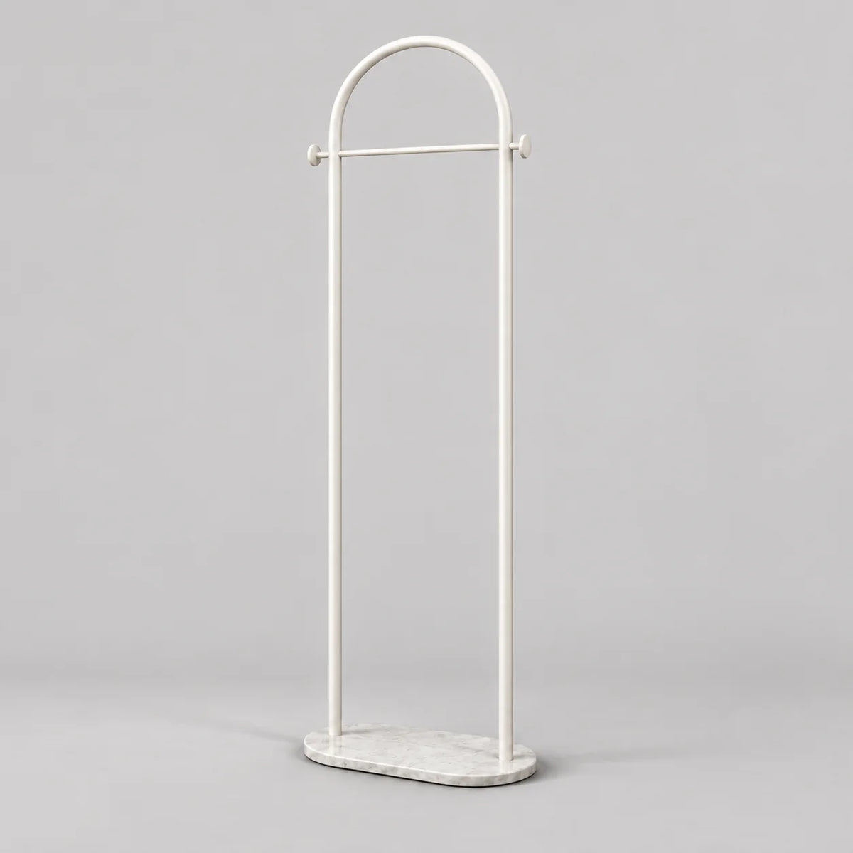 Porte-manteau courbé blanc sur pied avec base ovale veinée, vue entière sur fond gris