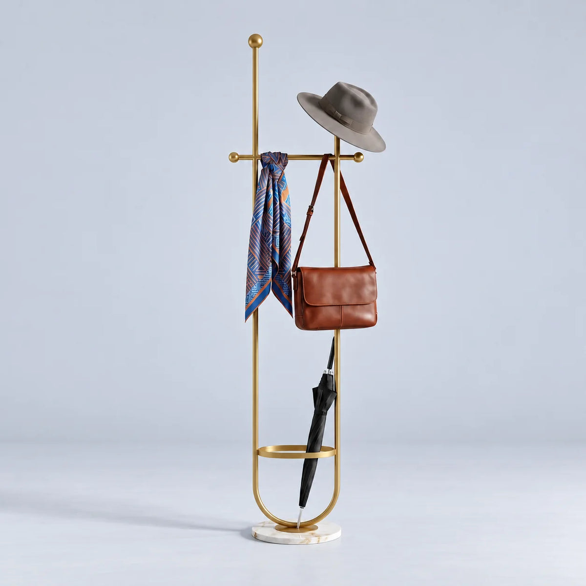 Porte-manteau sur pied en métal doré à deux montants, traverse à boules, anneau porte-parapluie et base ronde en marbre blanc veiné, avec chapeau, foulard, sac et parapluie