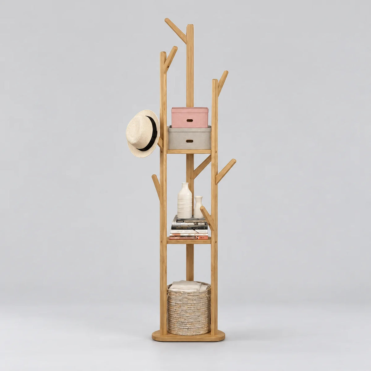 Porte-manteau d'entrée en bois clair avec branches, étagères et socle, vue entière sur fond gris Image