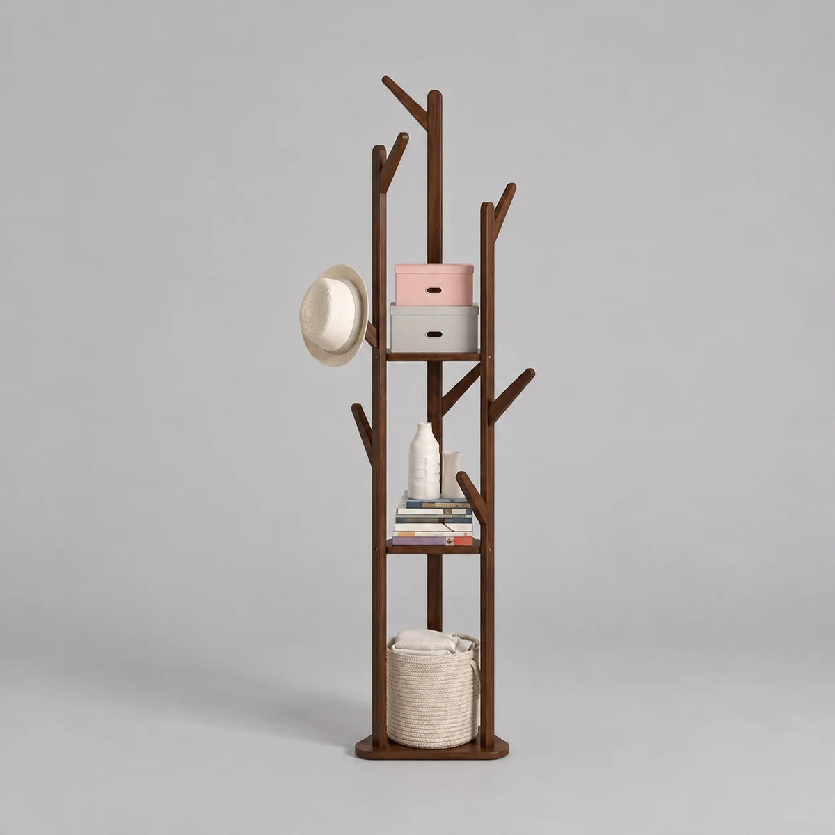 Porte-manteau sur pied en bois foncé, vue entière sur fond gris