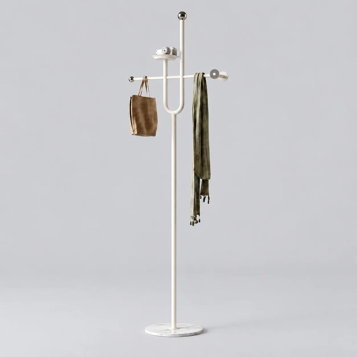 Porte-manteau sur pied blanc en aluminium, tige centrale, traverse et branche en U, embouts chromés, petite tablette, sac tissé et écharpe, sur base ronde blanche