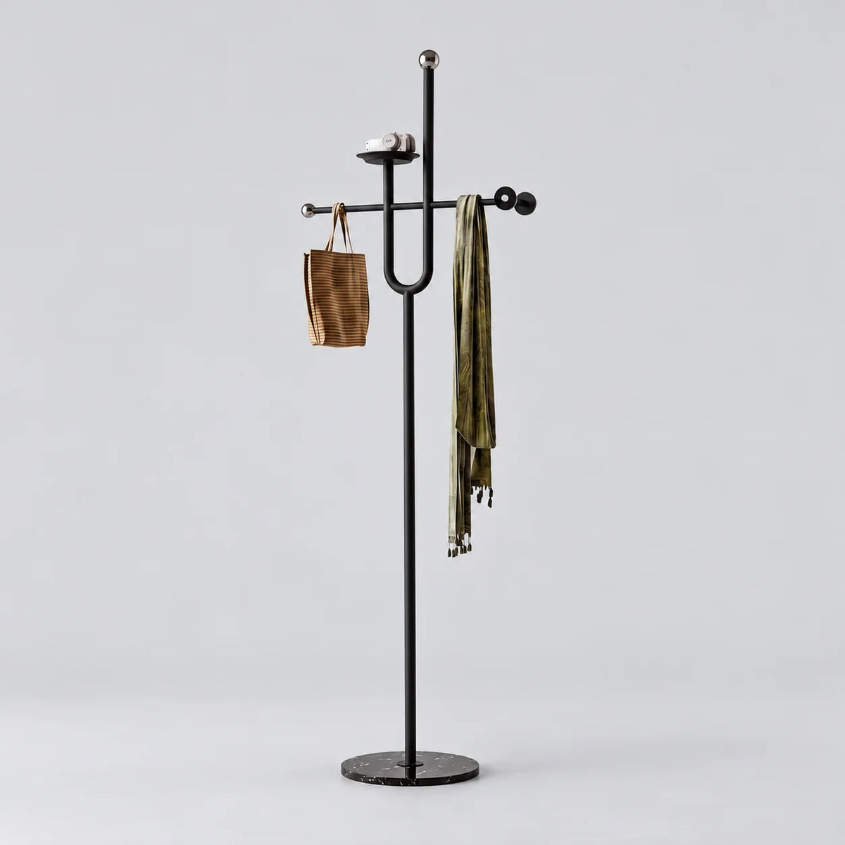 Porte-manteau sur pied noir en aluminium, tige centrale, traverse et branche en U, embouts chromés, petite tablette, sac tissé et écharpe, sur base ronde noire