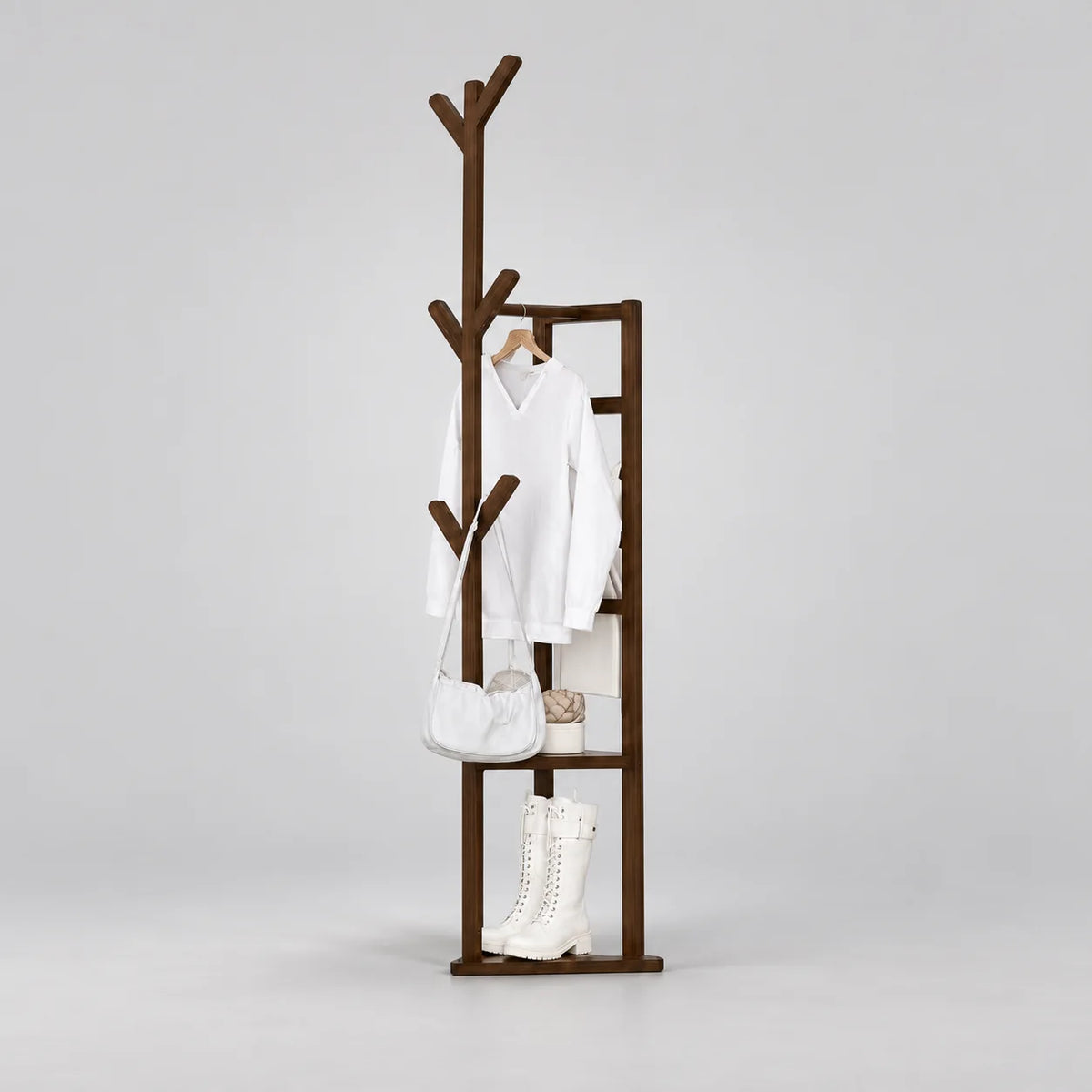 Porte-manteau multifonction en bois foncé avec branches, barre et rangements sur fond gris Image