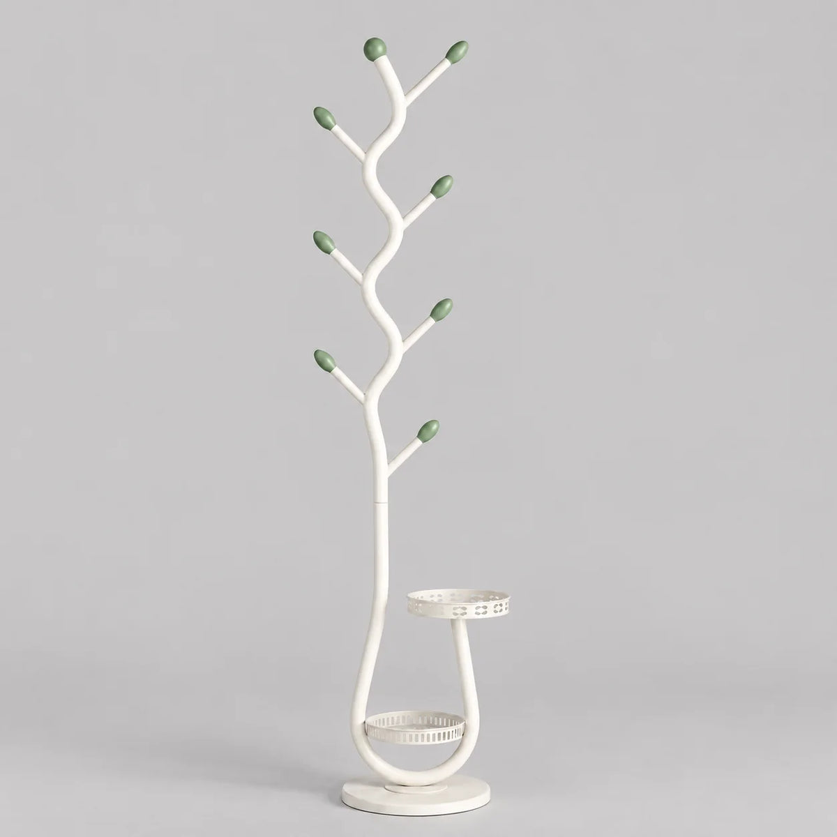 Porte-manteau blanc en métal à huit crochets vert sauge, plateau et panier bas sur fond gris