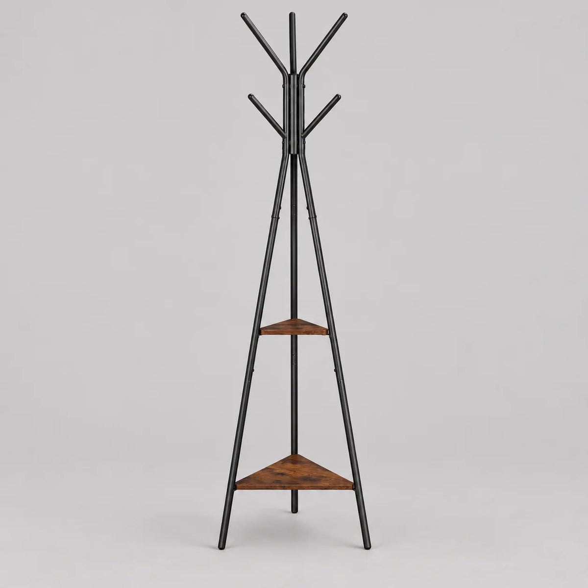 Porte-manteau trépied en métal noir avec deux étagères triangulaires en bois sur fond gris