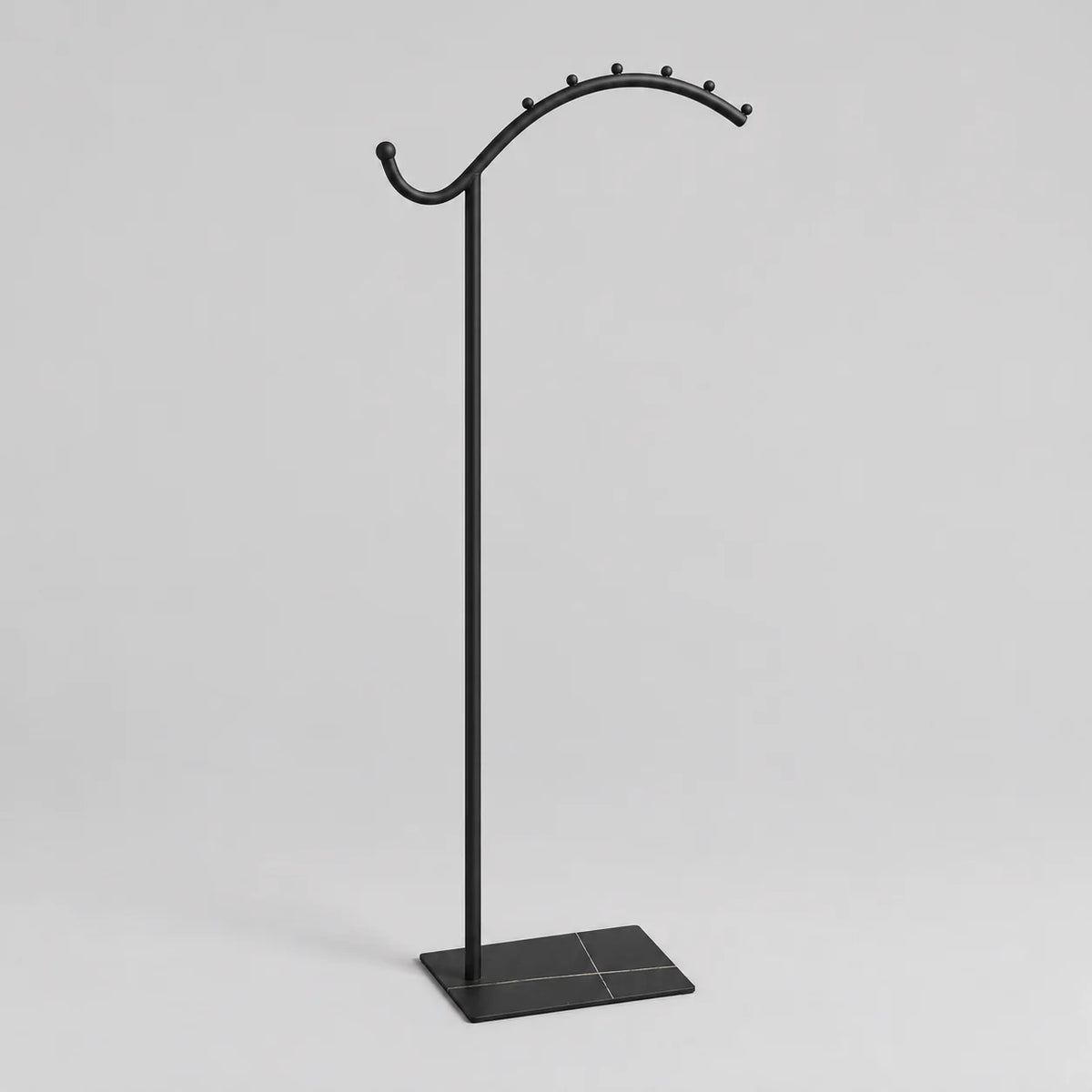 Porte-manteau sur pied voûté entièrement noir, vue complète sur fond gris