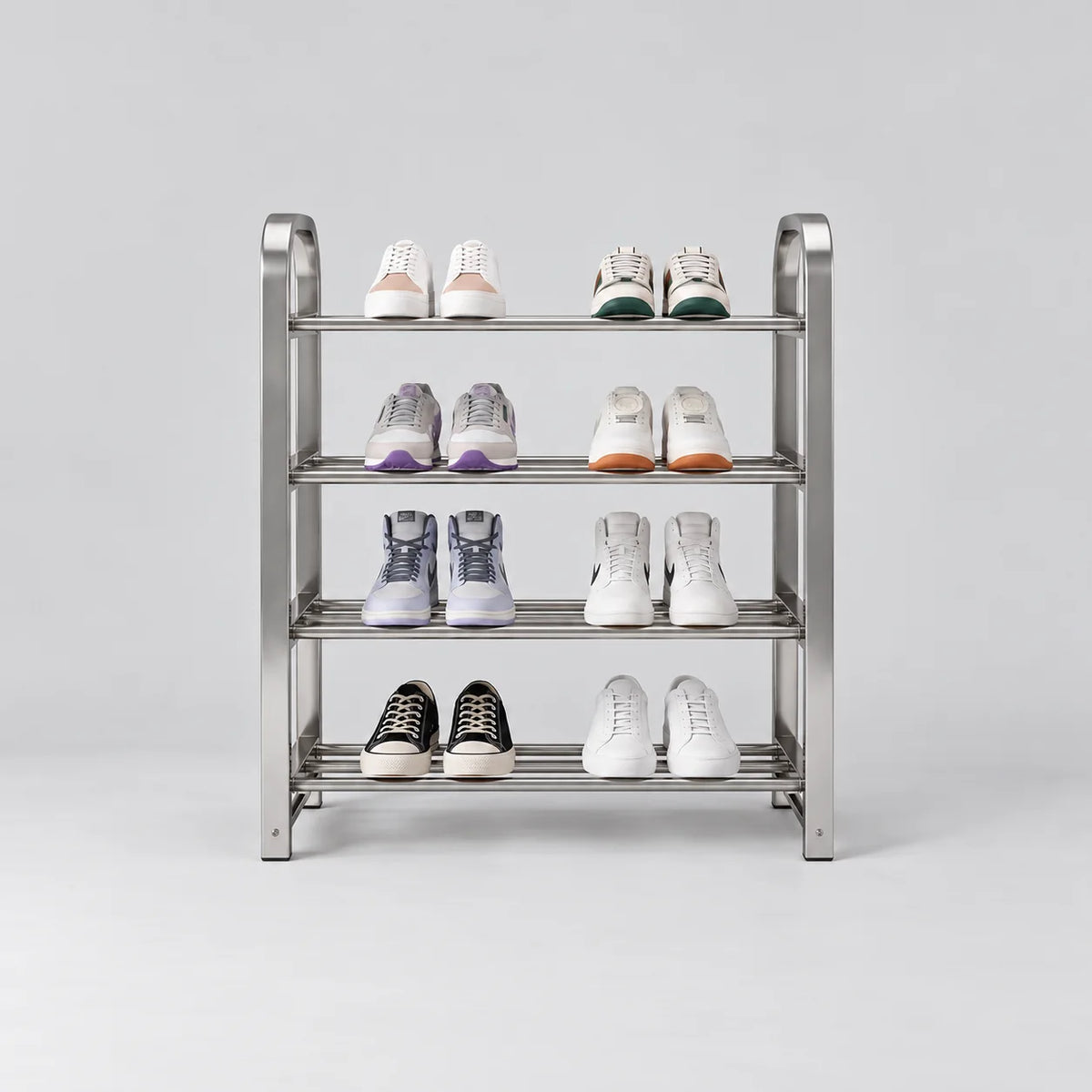 Range-chaussures argenté en acier inoxydable à quatre niveaux, garni de huit paires de chaussures, sur fond gris