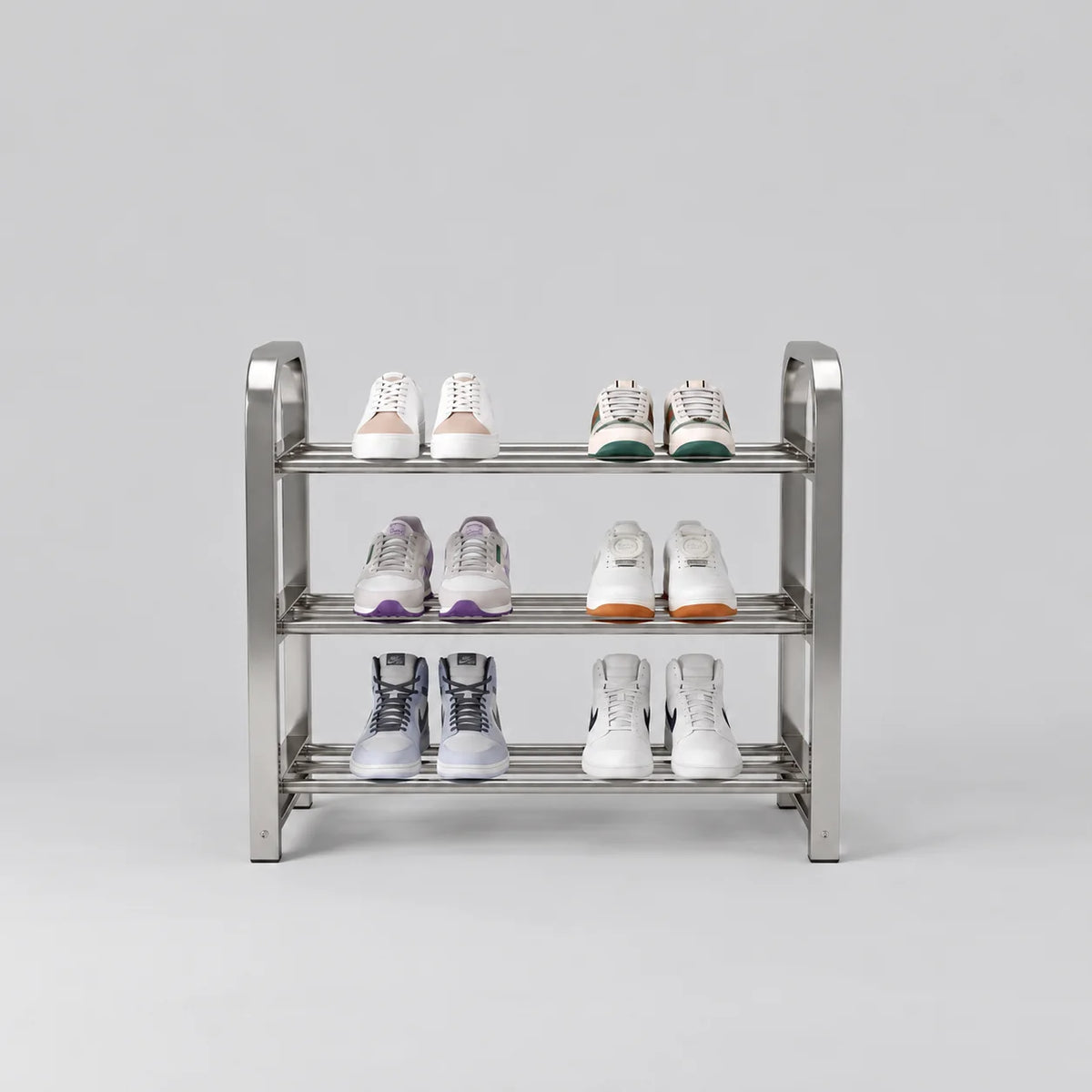 Range-chaussures compact en acier inoxydable argenté à trois niveaux avec six paires de baskets sur fond gris