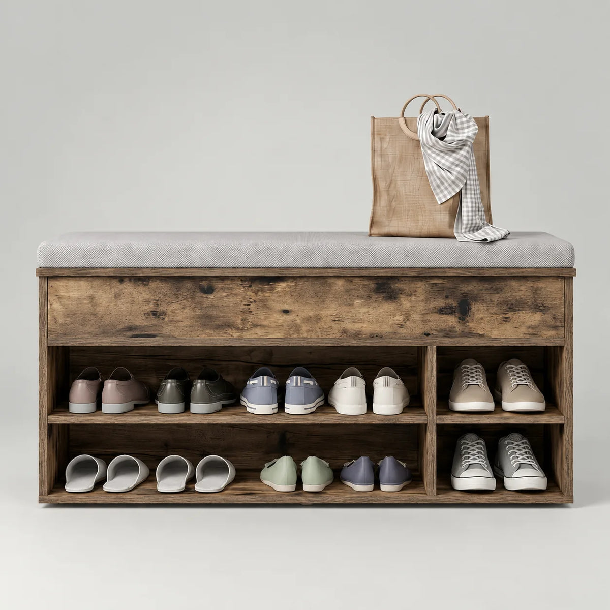 Banc à chaussures en bois marron foncé patiné avec coussin gris et rangements ouverts sur fond gris Image